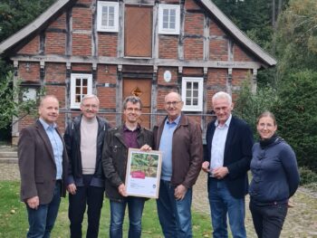 Permalink zu: Der Heimatverein hat bei der Verleihung des Klimaschutzpreises den ersten Platz belegt und einen Preis in Höhe von 1250€ gewonnen.