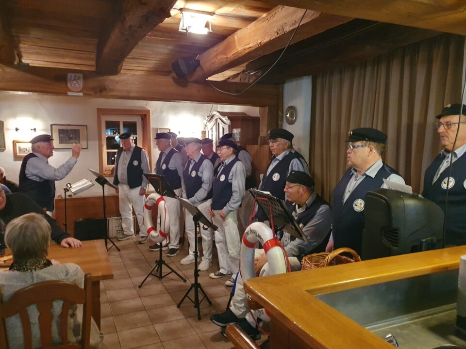 Der Shanty-Chor „Hasejungs“ aus Badbergen trat im Heimathaus Feldmühle des Heimatvereins Bersenbrück mit einem vorweihnachtlichen Konzert auf.

