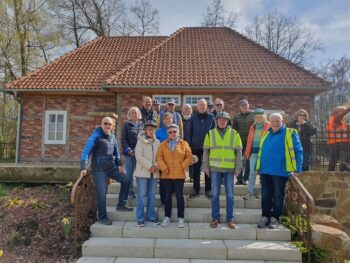 Permalink zu: 20 Heimatfreunde ließen sich auf ihrer ersten diesjährigen Fahrradtour das Eis in Ankum schmecken