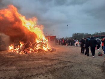 Permalink zu: Trotz Regen ettliche Besucher beim traditionellen Osterfeuer des Heimatvereins Bersenbrück